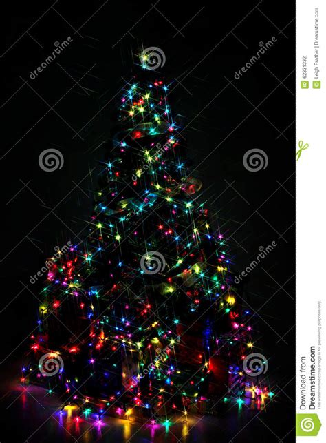 Liturgi natal sekolah minggu/ pemuda. A árvore De Natal Decorada Iluminou-se Acima Com Luzes ...