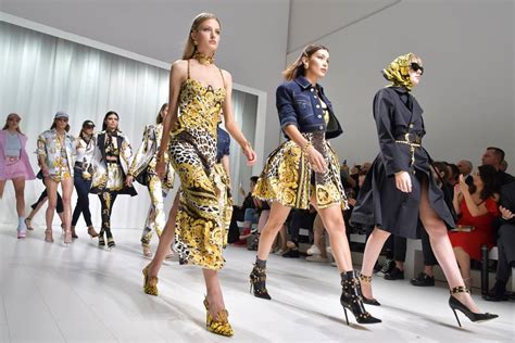 Cinco Razones Por Las Que Versace Es Una Marca única A Pesar De Su