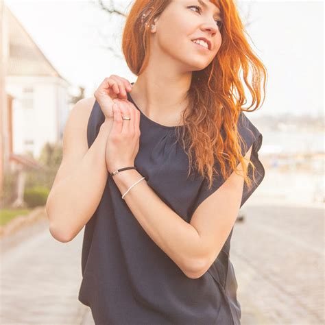 Envie seu arquivo até as 18h, e seu material entra em produção no mesmo dia. Julia Dettke - Grafikdesignerin - DePauli AG | XING