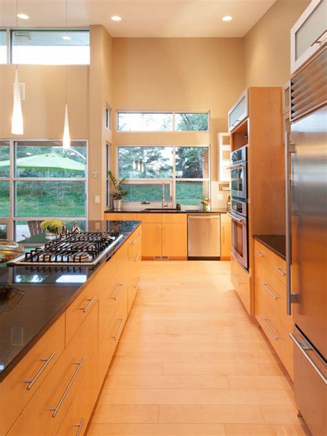 The design makes the most of the natural characteristics of the #wood. Long Kitchen | Houzz