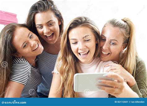Gruppo Di Adolescenti Che Prendono Selfie Sul Telefono Cellulare