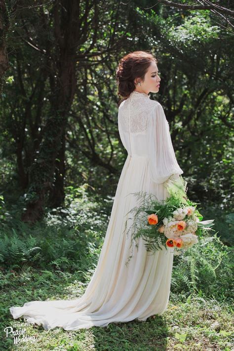 Vintage bridal gown is an ideal style for the bride seeking for a contemporary design that will highlight your figure. This effortlessly beautiful vintage wedding gown is ...