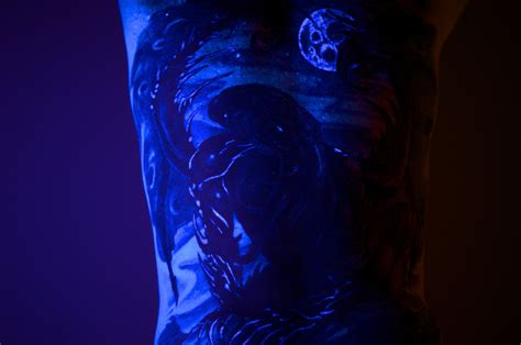 This is a list of incredible uv tattoos that completely change design under a black light (ultraviolet light)! Blacklight Tattoos: Cthulhu Tattoo