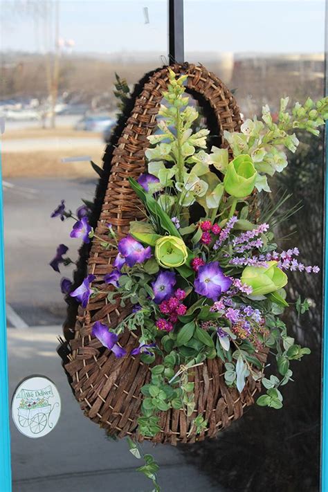 20 pretty front door flower pots for unique decorations. http://twigs.net/ | Door hanging decorations, Spring door ...
