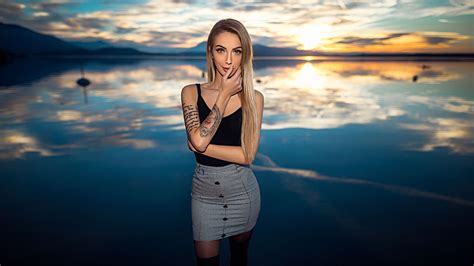 Papel De Parede Mulheres Loiras Tatuagem Retrato Cabelo Longo Pôr Do Sol Saia Dedo Nos