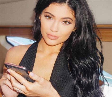 Kylie Jenner S Makeup Routine Takes 20 Minutes Fashionisers