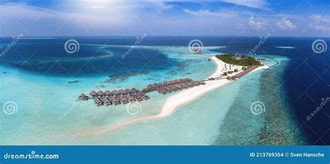 Panoramico Vista Aerea Di Una Laguna Turchese E Isola Nelle Maldive