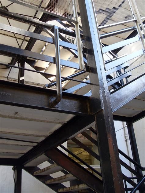 Detalle constructivo en formato dwg para la formación de escaleras mediante una losa maciza de hormigón armado con zanca quebrada: CONSTRUCCIONES II - Catedra. Arq. Bonesana / FADU_UBA: Escalera Metálica