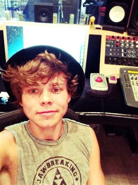 Ashton Irwin 5sos 5 Seconds Of Summer Studio Band Album Record Concert