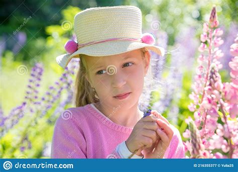 Mooi Schattig Meisje In Roze Jurk En Hoed In Een Gebied Met Een