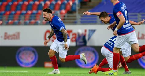 Aron dønnum, vålerenga fotball takımınında hücum pozisyonunda görev yapmaktadır. Aron Dønnum sendte Vålerenga til himmels / Vålerenga