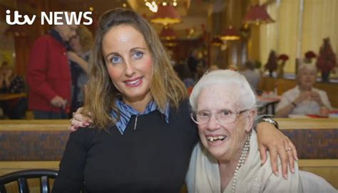 87 year old woman rescued from 4 days in bathtub thanks to waitress thedelite