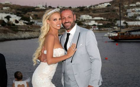 Χώρισε γνωστή Ελληνίδα τραγουδίστρια μετά από τέσσερα χρόνια γάμου
