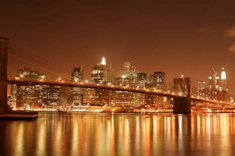 Puente De Brooklyn Y La Estatua De La Libertad En La Noche Foto De