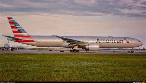 N725an American Airlines Boeing 777 300er At New York John F