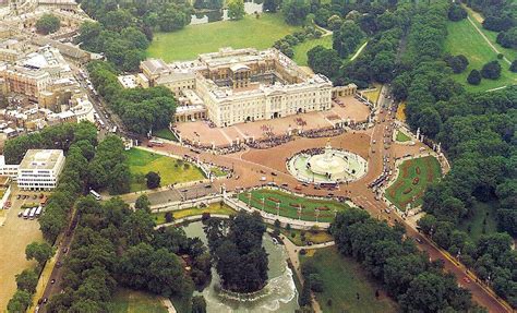 Buckingham palace has 775 rooms. 5 Things You Didn't Know About Buckingham Palace - Free ...