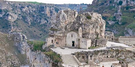 Roccia e visioni suggestive le cinque chiese più belle d Italia nella