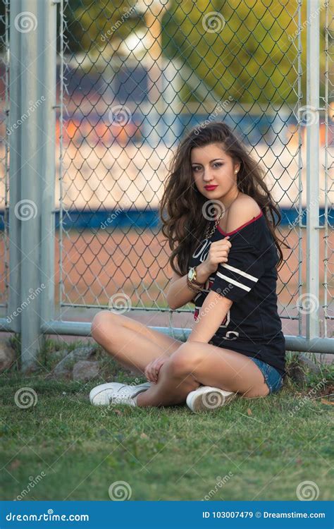 une jeune fille de l adolescence intelligente aime des sports mode de rue de fille contemporaine