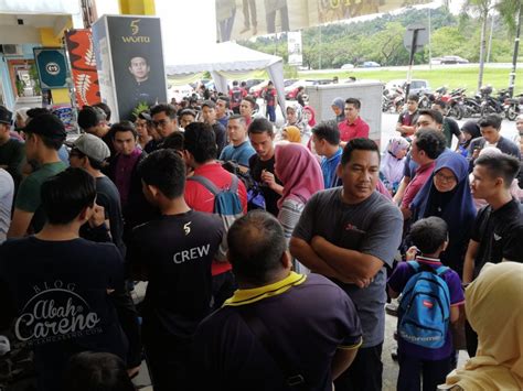 Banyak pilihan model2 busana terbaru yang bisa dipilih. Butik 5 Waktu dah dibuka di Bangi. Semua koleksi ada ...