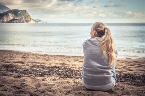 Mujer Joven Sola Pensativa Que Se Sienta En La Playa Que Abraza Sus
