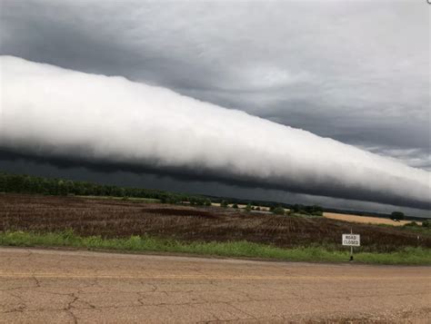Ominous Ufo Like Cloud Identified As Rare Roll Cloud Cbs News