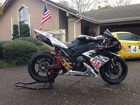 Jaka więc jest yamaha r1 w wersji na lata 2007/2008? 2008 Yamaha R1 Fiat Edition Moto GP