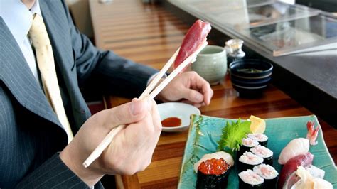 Here, i will share with you 10 forbidden ways to use chopsticks. Here's The Right Way To Use Chopsticks