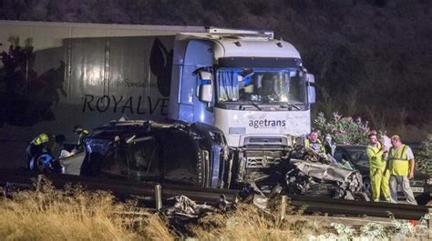Al Menos 5 Muertos En Un Accidente Entre Dos Camiones Y Seis Coches En