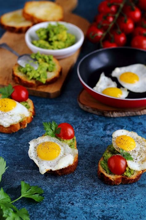Pacarrè 8 fette uova di quaglia 8 pancetta 80 gr olio extravergine di oliva 2 cucchiai senape 2 cucchiai burro 60 gr semi di sesamo 1 cucchiaio sale 0. My Foodie Days | Crostini con avocado e uova di quaglia al ...