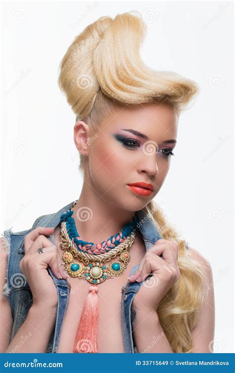flicka med den utsmyckade frisyren och makeup fotografering för bildbyråer bild av frisyr