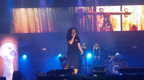 Anche il 2018 non vuole essere da meno ed infatti caparezza decide di iniziare allo stesso identico modo pubblicando il 12 gennaio il suo nuovo brano una chiave. Caparezza - Una Chiave live a Capannelle, Roma 16 luglio ...