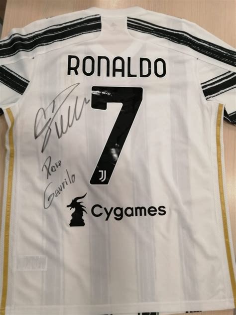 Cristiano Ronaldo envía camiseta firmada para ayudar a bebé