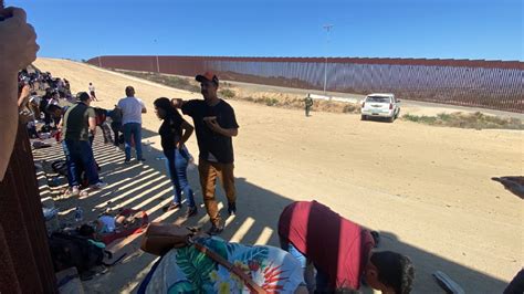 Más De 50 Migrantes Cruzan Muro En Eu Patrulla Los Hace Esperar En El