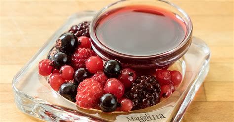 Bagna alcolica con alchermes** questa bagna alcolica si accompagna bene con la farcia di fragole ma è ottima anche con altre creme e per la realizzazione della zuppa inglese. Bagna ai frutti di bosco | Ricetta facile | Bagna per torte