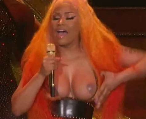 Nicki Minaj Exhibe Ses Gros Seins Lors De Son Concert Made In America