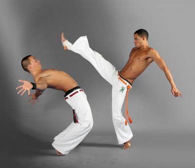 Capoeira Arte Marcial Trabalha Flexibilidade E Coordena O Motora