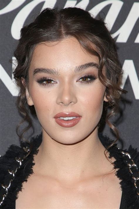Hailee Steinfelds Hairstyles And Hair Colors Steal Her Style
