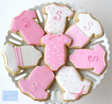The easiest, simplest method for icing. Decorating Sugar Cookies with Royal Icing - Glorious Treats