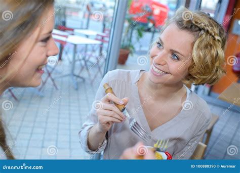 freundinnen die zusammen am mallrestaurant zu mittag essen stockfoto bild von leute klatsch