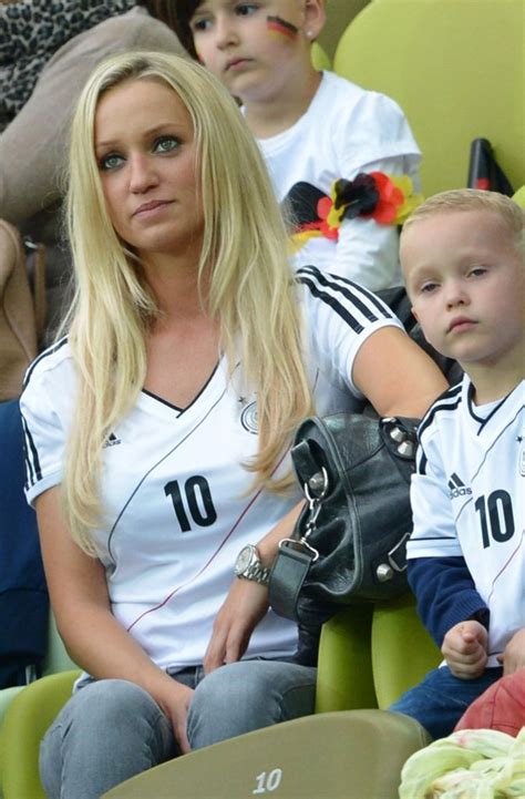 So auch jetzt aus dem sommerurlaub, den er gemeinsam mit frau monika verbringt. Die spanische Fernsehmoderatorin Sara Carbonero ist mit ...