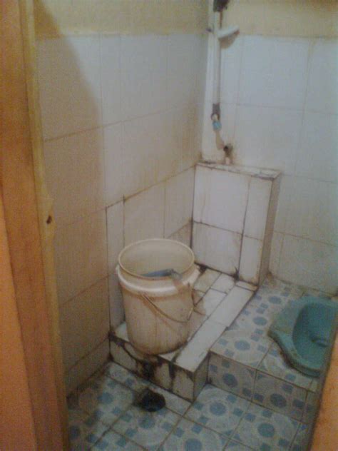 Rumah ini memiliki luas lantai yaitu 6×12 meter persegi. Cara Membersihkan Lantai Kamar Mandi yang Hitam Kotor ...