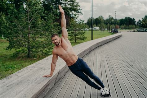 hübscher muskulöser mann mit nacktem oberkörper im freien der fitness training tut premium foto