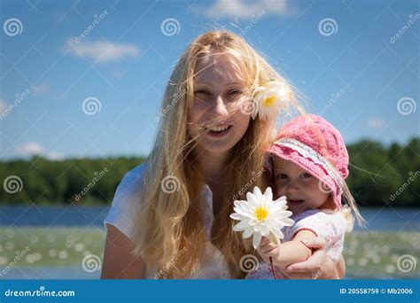 Moeder Met Baby Stock Afbeelding Image Of Familie Zomer 20558759