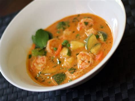 Having grown up in an island with ready access to seafood, i've eaten shrimp often and in many different ways and you can adapt this recipe to make a curry out of any kind of prawn or shrimp that you have access to. Red Curry with Shrimp, Zucchini, and Carrot Recipe | Serious Eats