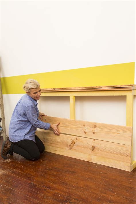 La tête de lit astorga similicuir est matelassée avec un dessin en ligne verticales, parfaites pour toutes les décorations. Créer une tête de lit avec du lambris | DIY Family (avec ...