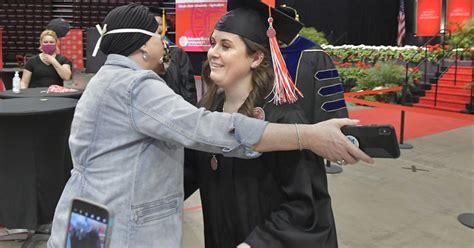 Facing Cancer Mom Sees Daughter In Isu Graduation A Year Early