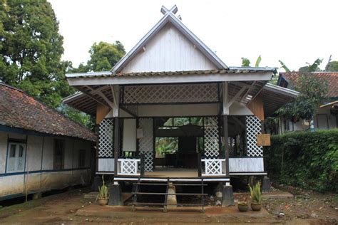 Rumah adat jawa barat kasepuhan merupakan keraton ataupun istana yang dibanguun oleh pangeran cakrabuana pada tahun 1527. Mengintip 5 Desain Rumah Adat Jawa Barat