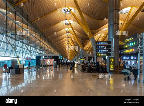 Sala De Embarque En El Aeropuerto De Madrid Barajas Adolfo Suárez