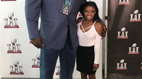 Multiple championne du monde et olympique, la gymnaste américaine simone biles a posé à côté de l'ancien basketteur shaquille o'neal. This Super Bowl photo of Simone Biles and Shaq almost ...