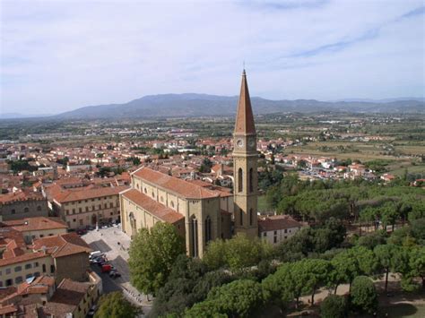 Ubicato al secondo piano, si compone di soggiorno con camino, cucina completa di elettrodomestici, bagno con lavatrice e cabina doccia. Cattedrale o Duomo - Cosa vedere e Visitare ad Arezzo e ...